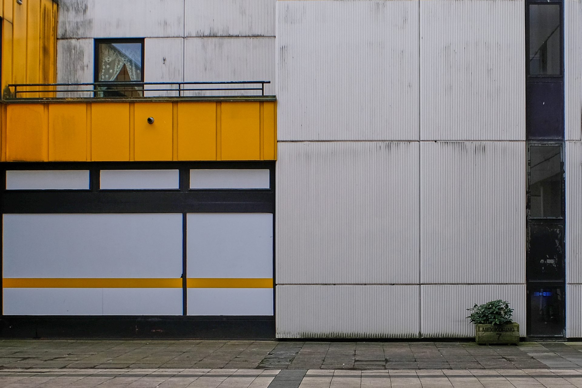 white and yellow wall, window with curtains in city nord, hamburg, Weisse und Gelbe wand, fenster mit Gardine in der City nord, hamburg