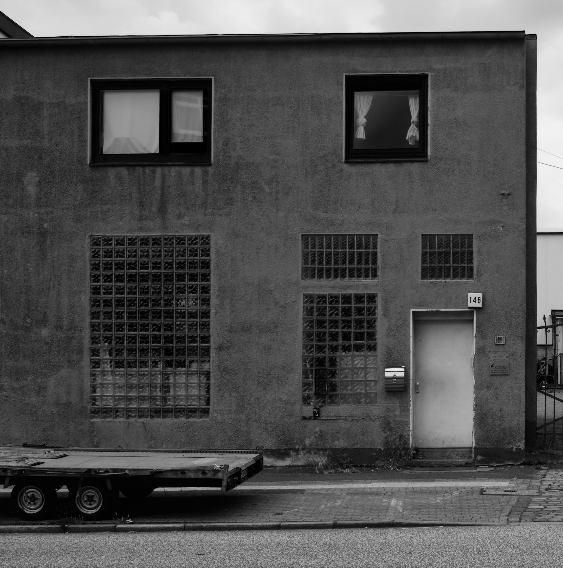 black and white pictureof an industrail building, window with curtains, Industriebau in Hamburg, Hammerbrook, vorhänge am Fenster